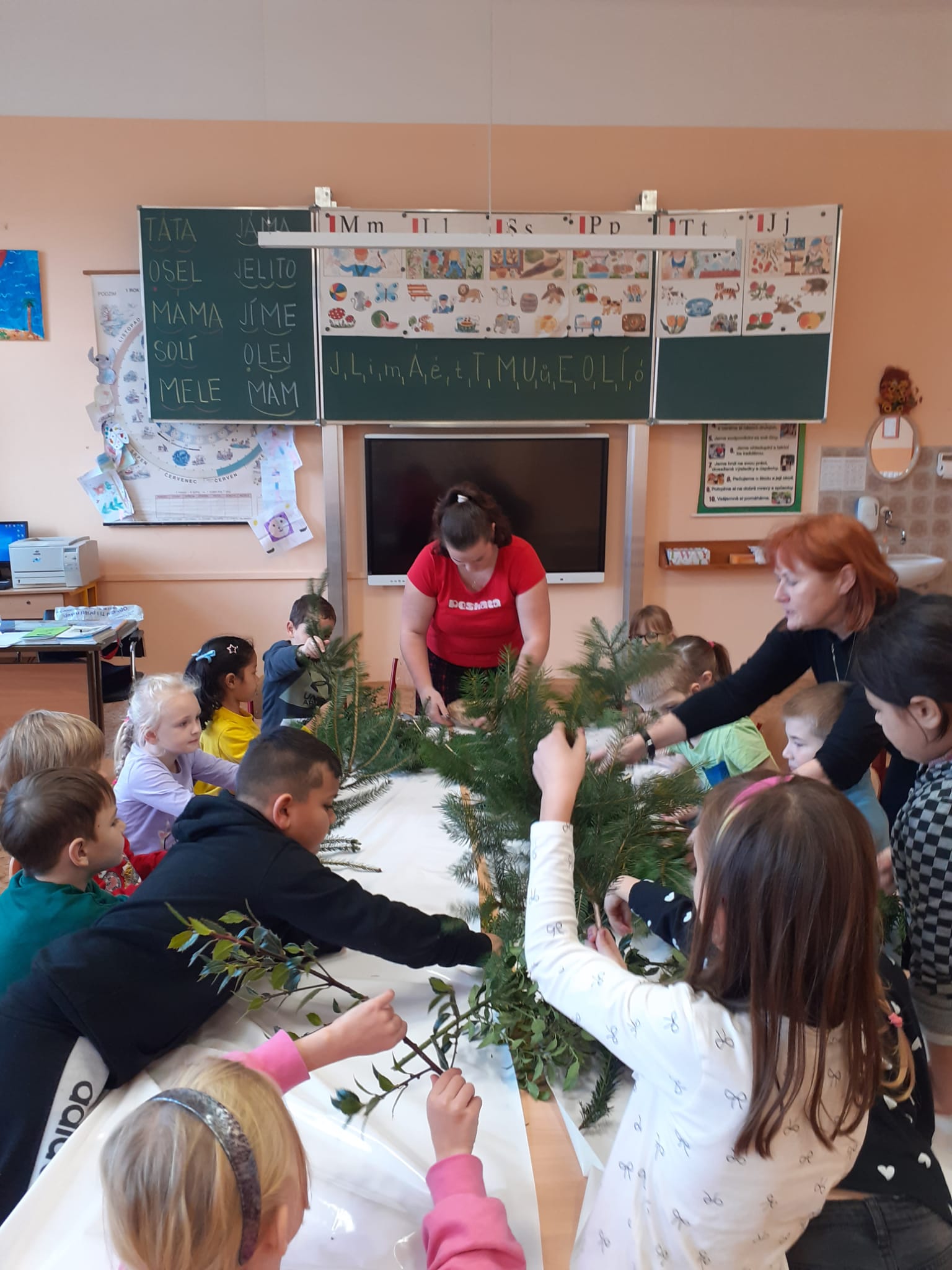 Žáci z 1.A při výrobě velkého adventního věnce